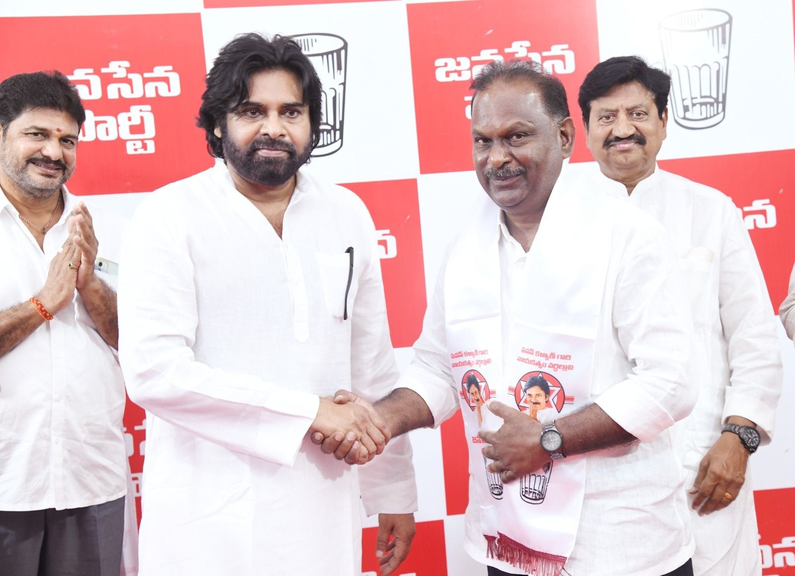 Pawan Kalyan: జనసేనలోకి ముద్రగడ కుమార్తె - కండువా కప్పి సాదరంగా ఆహ్వానించిన జనసేనాని పవన్ కల్యాణ్