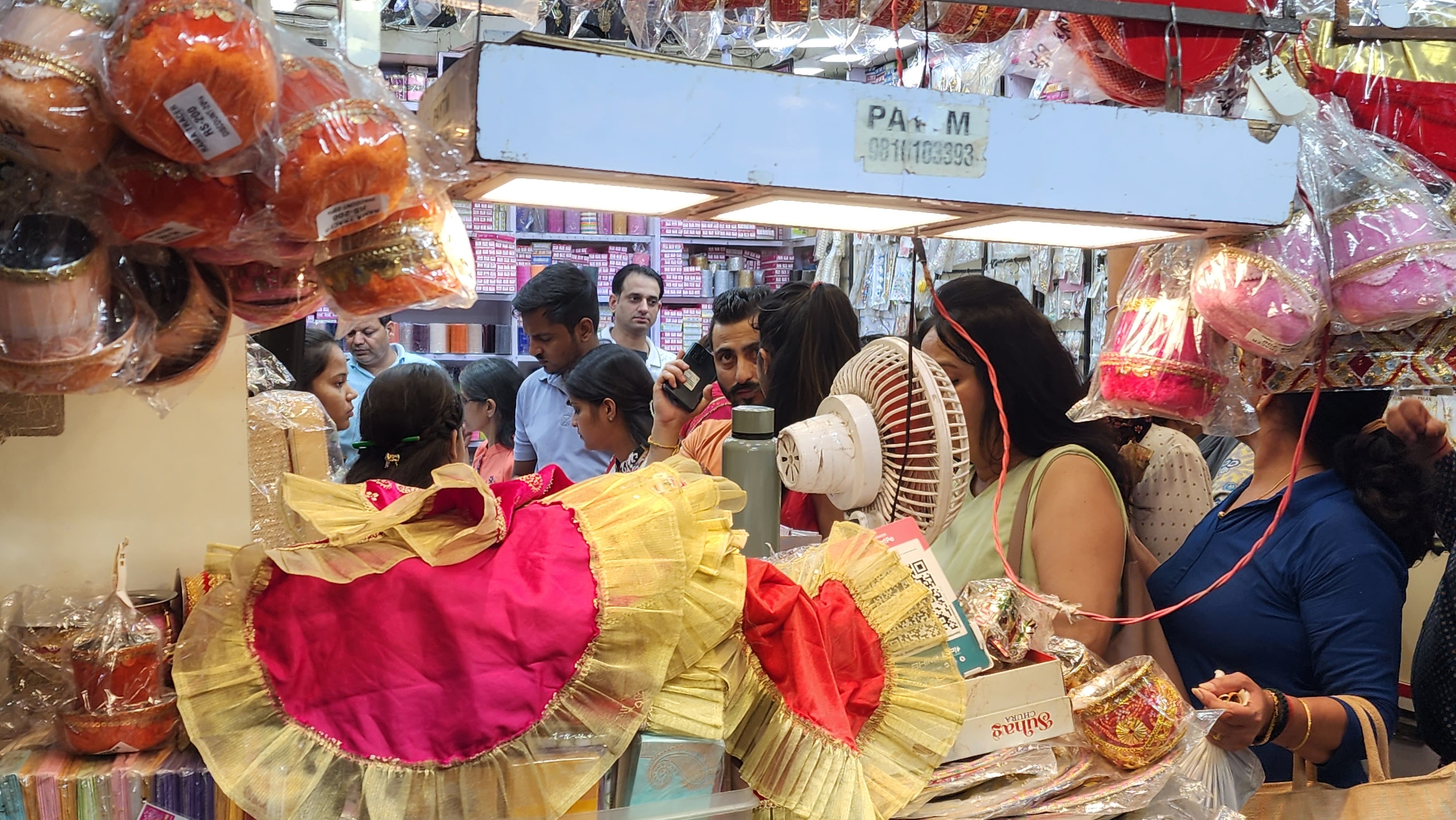 Karwa Chauth 2024 crowds in Delhi markets will generate 4 thousand crore  business See Photos ANN | देश भर में करवा चौथ पर्व का जबरदस्त उत्साह,  दिल्ली में जानें कितने करोड़ का होगा ...