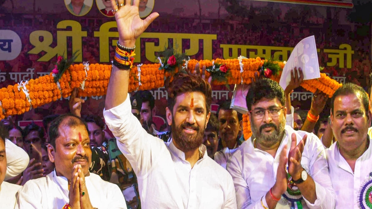 Chirag Paswan: यूपी उपचुनाव से क्यों पीछे हट गई LJPR? चिराग पासवान के बयान से सियासी हलचल हुई तेज