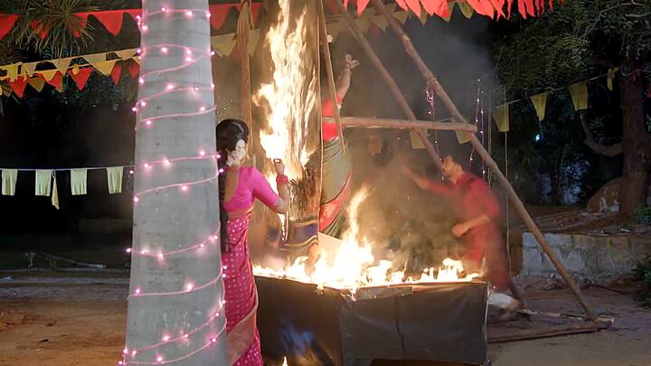 దసరా ఉత్సవాల్లో భాగంగా రావణుడికి బాణం వేసిన సత్య-క్రిష్... కొద్దిసేపటి తర్వాత రేణుక ఆ బొమ్మకు కట్టేసి ఉండడం గమనిస్తారు. సత్య చెప్పడంతో అటు చూసిన క్రిష్..రేణుకను కాపాడతాడు.