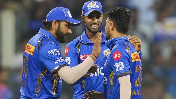 वहीं, आईपीएल इतिहास के सबसे कामयाब कप्तानों में शुमार रोहित शर्मा मुंबई इंडियंस का साथ छोड़ सकते हैं. मीडिया रिपोर्ट्स की मानें तो रोहित शर्मा मेगा ऑक्शन का हिस्सा होंगे. (फोटो क्रेडिट- सोशल मीडिया)