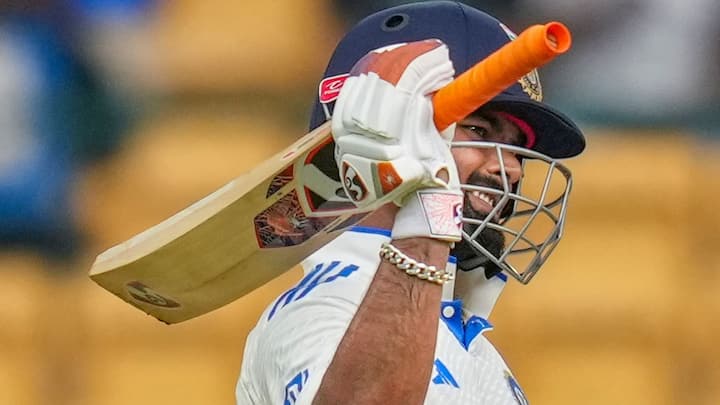 পন্থের ইনিংসের প্রশংসা সব মহলেই। তবে মাত্র ১ রানের জন্য সেঞ্চুরি হাতছাড়া হওয়ার আক্ষেপ থেকে যাবে বাঁহাতি তরুণের। - পিটিআই ও গেটি ইমেজেস