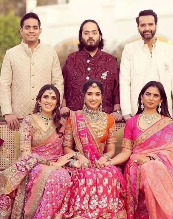 ਰਾਧਿਕਾ ਮਰਚੈਂਟ ਨੇ ਜਨਮ ਦਿਨ ਦਾ ਕੇਕ ਕੱਟਿਆ  ਰਾਧਿਕਾ ਨੇ 12 ਜੁਲਾਈ ਨੂੰ ਕਾਰੋਬਾਰੀ ਮੁਕੇਸ਼ ਅੰਬਾਨੀ ਦੇ ਬੇਟੇ ਅਨੰਤ ਅੰਬਾਨੀ ਨਾਲ ਵਿਆਹ ਕੀਤਾ ਸੀ। ਓਰੀ ਦੀ ਇੰਸਟਾਗ੍ਰਾਮ ਸਟੋਰੀ 'ਤੇ ਸ਼ੇਅਰ ਕੀਤੀ ਛੋਟੀ ਕਲਿੱਪ ਵਿੱਚ, ਰਾਧਿਕਾ ਨੂੰ ਲਾਲ ਜਨਮਦਿਨ ਦਾ ਕੇਕ ਕੱਟਦੇ ਹੋਏ ਦੇਖਿਆ ਜਾ ਸਕਦਾ ਹੈ ਜਦੋਂ ਕਿ ਉਸਦਾ ਪਤੀ ਅਨੰਤ ਉਸਦੇ ਨਾਲ ਖੜ੍ਹਾ ਹੈ। ਇਸ ਤੋਂ ਬਾਅਦ ਉਹ ਆਪਣੇ ਪਤੀ ਅਨੰਤ ਅੰਬਾਨੀ ਅਤੇ ਸਹੁਰੇ ਮੁਕੇਸ਼ ਅੰਬਾਨੀ ਨੂੰ ਕੇਕ ਖੁਆਉਂਦੀ ਹੈ।