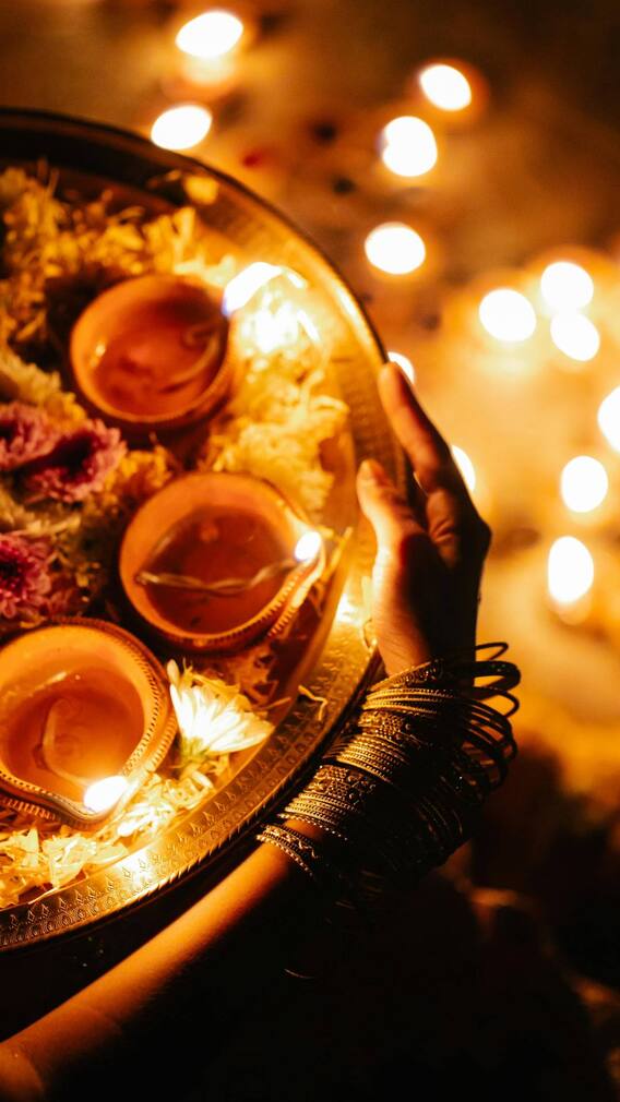 दिवाळीआधी घराची साफसफाई करताना बाहेर काढा 'या' वस्तू