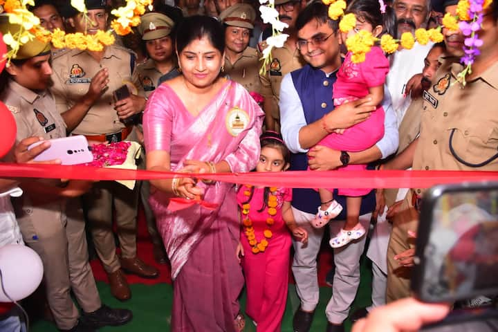 Barabanki District Magistrate Satyendra Kumar along with his wife Dr Supriya Kumari inaugurated the fair by cutting the ribbon and releasing a dove, a symbol of peace.