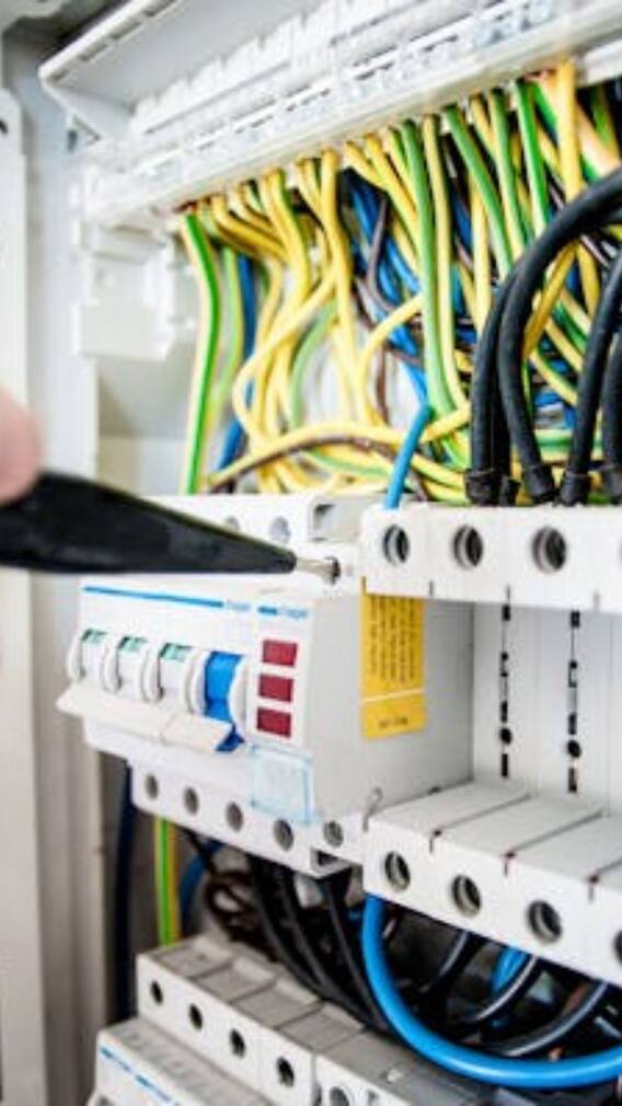 पाकिस्तान में कितनी महंगी है बिजली?