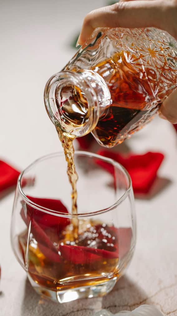 दिल्ली या यूपी... कहां मिलती सस्ती शराब?