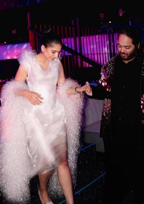 ਆਕਾਸ਼ ਅਤੇ ਅਨੰਤ ਨਾਰਾਜ਼ ਦਿਖਾਈ ਦਿੱਤੇ  ਇਸ ਵੀਡੀਓ 'ਚ ਸਭ ਤੋਂ ਜ਼ਿਆਦਾ ਜੋ ਚੀਜ਼ ਲੋਕਾਂ ਨੂੰ ਨਜ਼ਰ ਆਈ, ਉਹ ਸੀ ਅਨੰਤ ਅੰਬਾਨੀ ਦਾ ਵਿਵਹਾਰ ਜੋ ਆਪਣੀ ਪਤਨੀ ਪ੍ਰਤੀ ਕਾਫੀ ਰੁੱਖਾ ਲੱਗ ਰਿਹਾ ਸੀ। ਦੂਜੇ ਪਾਸੇ ਰਾਧਿਕਾ ਦੇ ਜੇਠ ਯਾਨੀ ਆਕਾਸ਼ ਅੰਬਾਨੀ ਨੇ ਉਸ ਦੇ ਹੱਥ ਦਾ ਕੇਕ ਖਾਣ ਤੋਂ ਵੀ ਇਨਕਾਰ ਕਰ ਦਿੱਤਾ। ਇਸ ਨੂੰ ਵੇਖ ਯੂਜ਼ਰਸ ਵੱਲੋਂ ਤਰ੍ਹਾਂ-ਤਰ੍ਹਾਂ ਦੇ ਕਮੈਂਟ ਕੀਤੇ ਜਾ ਰਹੇ ਹਨ ਅਤੇ ਖੂਬ ਮਜ਼ਾਕ ਉਡਾਇਆ ਜਾ ਰਿਹਾ ਹੈ।