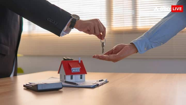 Property Gift Rules: भारत में  प्रॉपर्टी गिफ्ट करने के लिए बाकायदा नियम बनाए गए हैं. उन नियमों के अनुसार ही आप किसी को अपनी प्रॉपर्टी गिफ्ट कर सकते हैं.