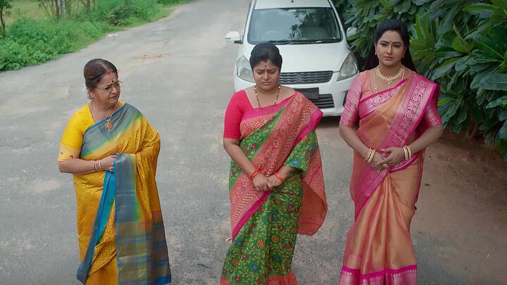 ఇందిరా దేవి, అపర్ణ, కనకం ముగ్గురూ కలుస్తారు. రాజ్ మనసులో ఓముద్ర పడితే అది చెరిగిపోదు...వాడి మనసులో కావ్య ఉందని బయటపెట్టాలి అంటుంది అపర్ణ. ఈ సారి వాళ్లిద్దర్నీ కలిపేందుకు తెలివిగా ప్లాన్ చేయాలి అనుకుంటారు. ఇద్దర్నీ ఓ చోట చేర్చితే కానీ పనవ్వదు అంటుంది ఇందిరాదేవి
