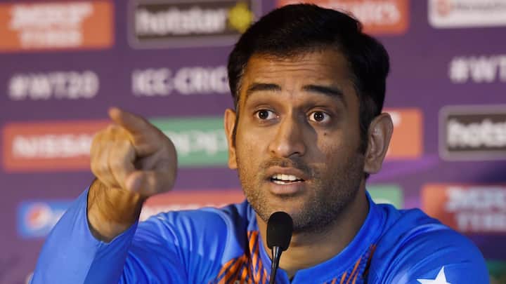 ২০১২ সালে নাগপুরে ইংল্যান্ডের বিরুদ্ধে ৯৯ রানে রান আউট হয়ে যান ধোনি।