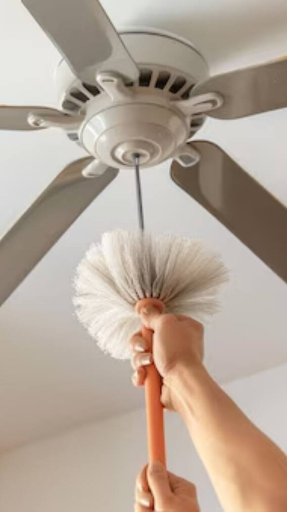 इस ट्रिक से फटाफट साफ हो जाएंगे Ceiling Fan!