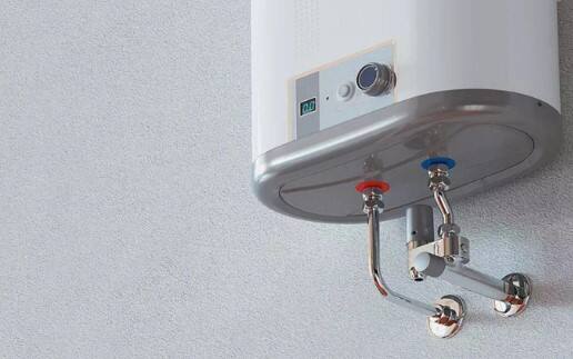 શિયાળાની શરુઆત થવાની છે આવી સ્થિતિમાં આપણે ઠંડીથી પોતાને બચાવવા માટે રજાઇ, ધાબળા અને રૂમ હીટરનો ઉપયોગ કરીએ છીએ. કડકડતી ઠંડીમાં ન્હાવા માટે ગરમ પાણીની જરૂર પડે છે અને આવી સ્થિતિમાં ગીઝરનો જ ખ્યાલ આવે છે. જો તમે પણ શિયાળામાં નવું ગીઝર ખરીદવાનું વિચારી રહ્યા છો તો આ 5 વાતોનું ધ્યાન રાખવું જોઈએ નહીં તો તમને મોટું નુકસાન થઈ શકે છે.