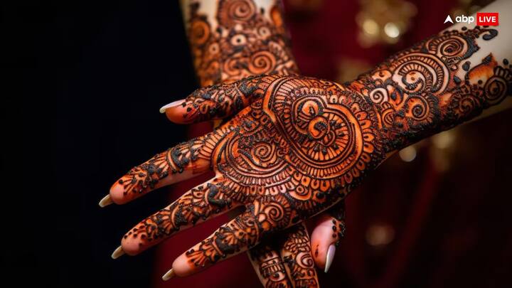 मेहंदी के बिना सुहागिन का श्रृंगार अधूरा है, करवा चौथ पर मेहंदी लगाने से देवी पार्वती प्रसन्न होकर सदा सुहागवती का वरदान देती हैं.