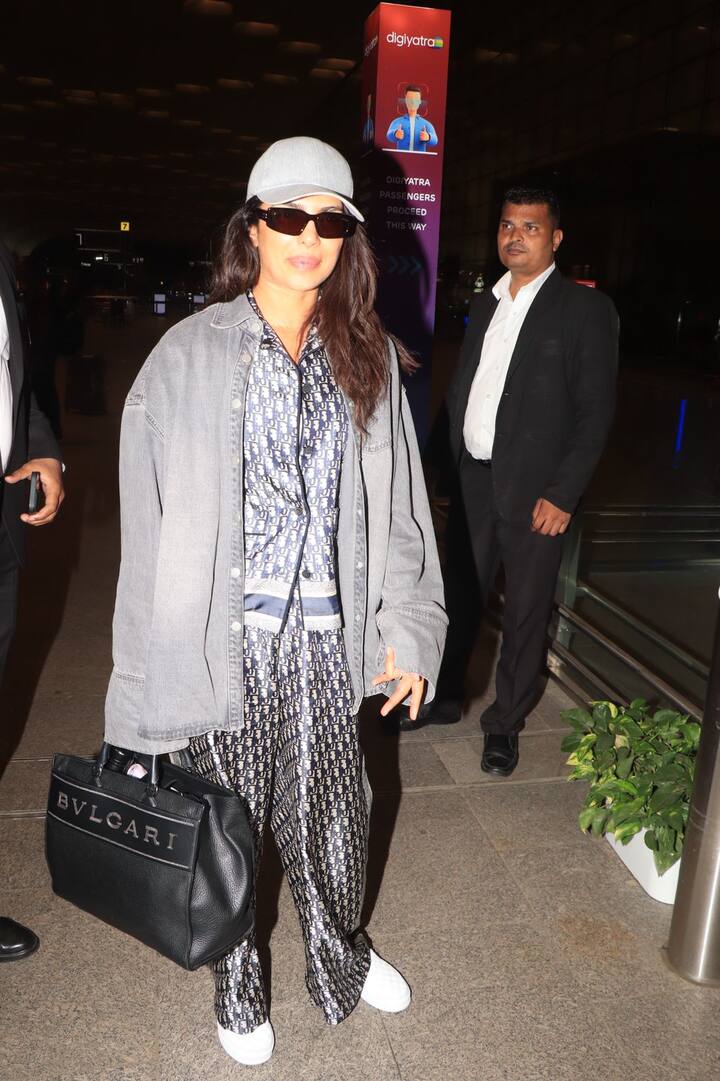 अमेरिका के लिए रवाना होते हुए प्रियंका चोपड़ा को एयरपोर्ट पर देखा गया. इस दौरान वे कैजुअल लुक में नजर आईं.