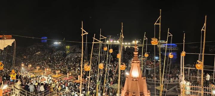 वाराणसी को मान्यताओं और परंपराओं का शहर कहा जाता है. यहां के गंगा घाटों पर आयोजित होने वाले सांस्कृतिक और धार्मिक आयोजन लोगों को अपनी विरासत से जोड़े रखते हैं.