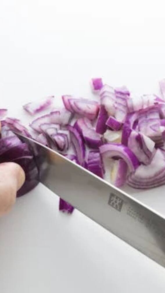 इंसानों को कैसे रुला देते हैं प्याज?