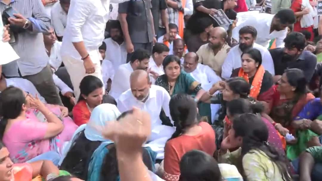 Bandi Sanjay protest at Ashok Nagar after meeets Group 1 aspirants Bandi Sanjay Protest: గ్రూప్ 1 వివాదంపై రోడ్డుపై బైఠాయించి బండి సంజయ్ నిరసన, ఛలో సెక్రటేరియట్‌కు పిలుపు