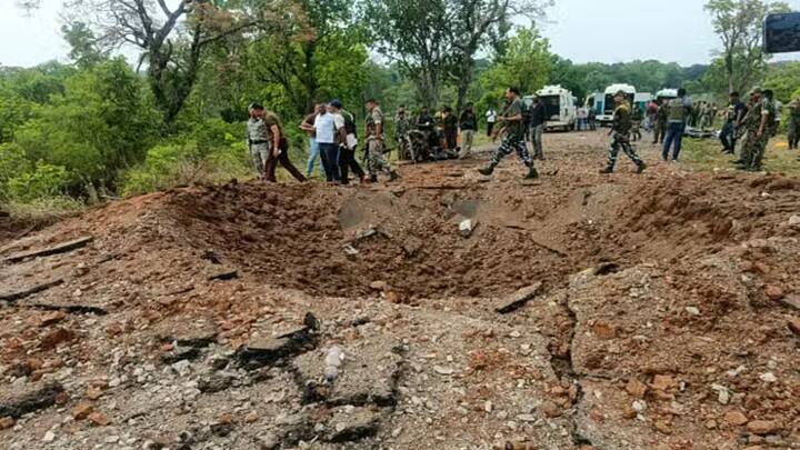 Chhattisgarh Maoist IED Attack 2 Paramilitary Soldiers Killed Two police injured மீண்டும் மாவோயிஸ்ட் தாக்குதல்.. சத்தீஸ்கரில் கொல்லப்பட்ட ராணுவ வீரர்கள்.. பதற்றம்!