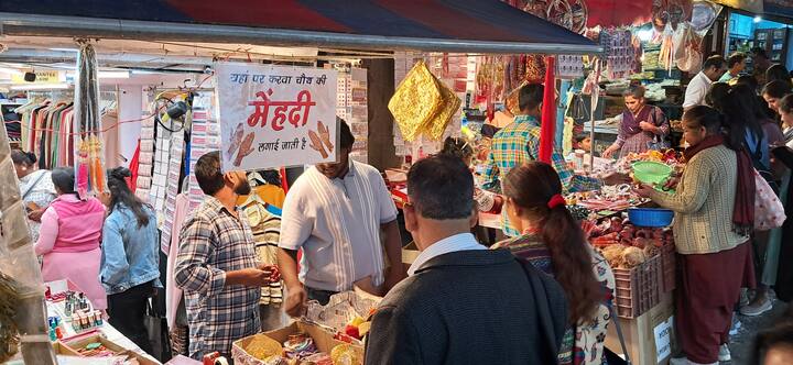 करवा चौथ के व्रत से पहले महिलाएं जमकर खरीददारी करती हुई नजर आ रही हैं. इससे बाजार में भारी भीड़ लगी हुई है. शिमला को लोअर बाजार सुबह से शाम तक खचाखच भरा हुआ नजर आ रहा है.