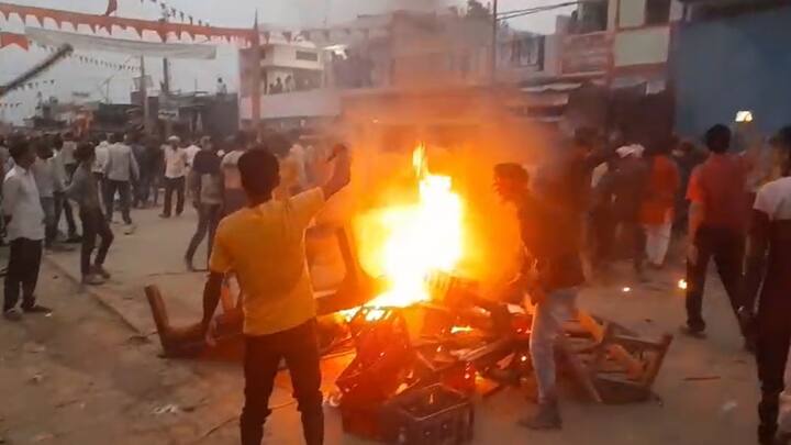 उत्तर प्रदेश के बहराइच जिले के महराजगंज इलाके में दुर्गा पूजा के बाद विसर्जन के लिए जा रहे लोगों पर पथराव और गोलीबारी में राम गोपाल मिश्रा की मौत हो गई थी.