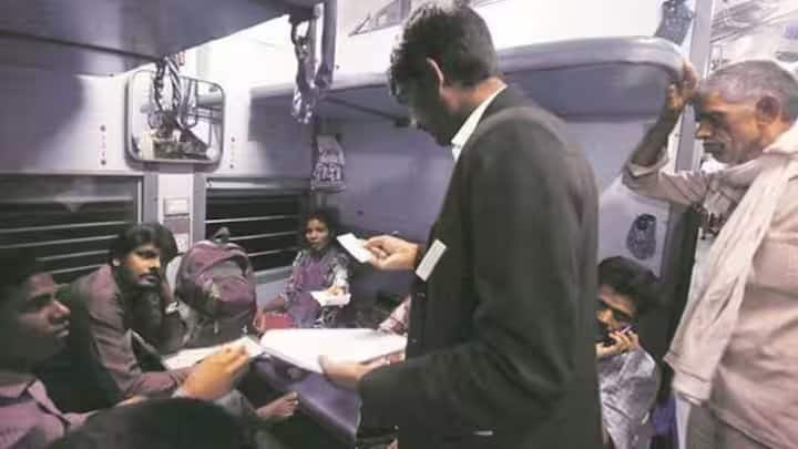 हालाँकि, यदि कोई किसी चिकित्सीय स्थिति के साथ ट्रेन में यात्रा कर रहा है, तो ऐसी स्थिति में टीटीई ट्रेन में मौजूद टीटीई से बात करके आपको निचली बर्थ दे सकता है। हालाँकि, यह भी उपलब्धता पर निर्भर है।
