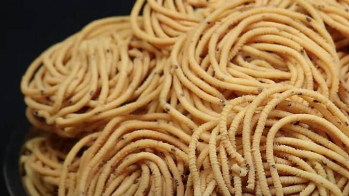 இத்துடன் அரிசி மாவு, வெண்ணெய், பெருங்காயம், சீரகம், எள் மற்றும் உப்பு சேர்த்து கலக்கவும். பின், கொஞ்சம் கொஞ்சமாக தண்ணீர் சேர்த்து, மாவு பதத்திற்கு பிசையவும்