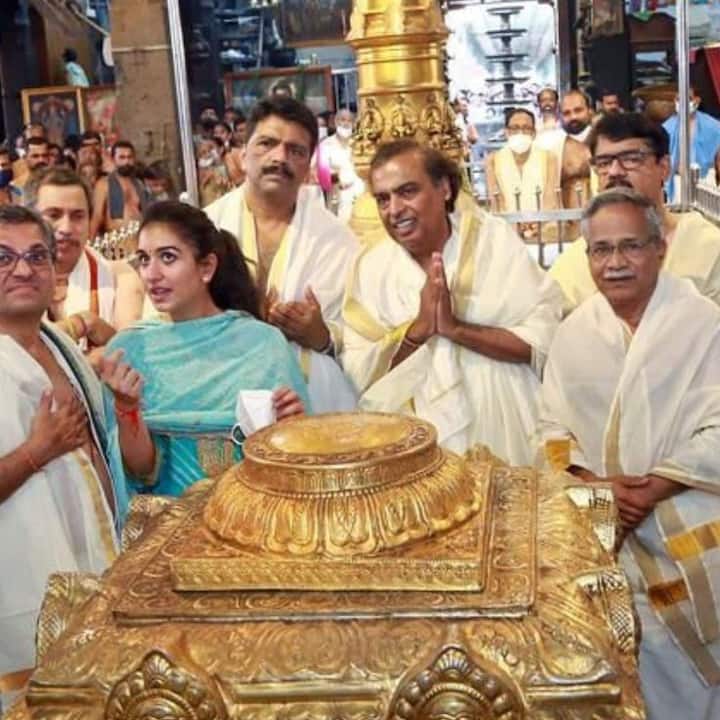 मुकेश अंबानी को अक्सर परिवार के सदस्यों के साथ अलग-अलग मंदिर जाते हुए देखा जाता है.
