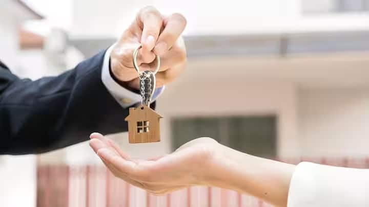 संपत्ति उपहार में देने के नियमों के अनुसार, आप केवल वही संपत्ति उपहार में दे सकते हैं जिसके सम्मान में आपका नाम पंजीकृत है। इसका मतलब है कि आप संपत्ति के मालिक हैं। तभी आप प्रॉपर्टी गिफ्ट कर सकते हैं.