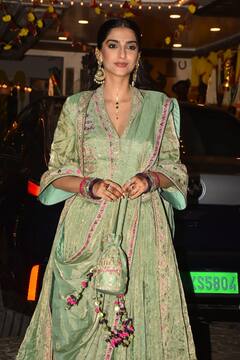 Sonam Kapoor Karwa Chauth Photos: ग्रीन ड्रेस में सोनम कपूर ने दिए जबरदस्त पोज, चेहरे पर दिखी करवा चौथ के व्रत की थकान