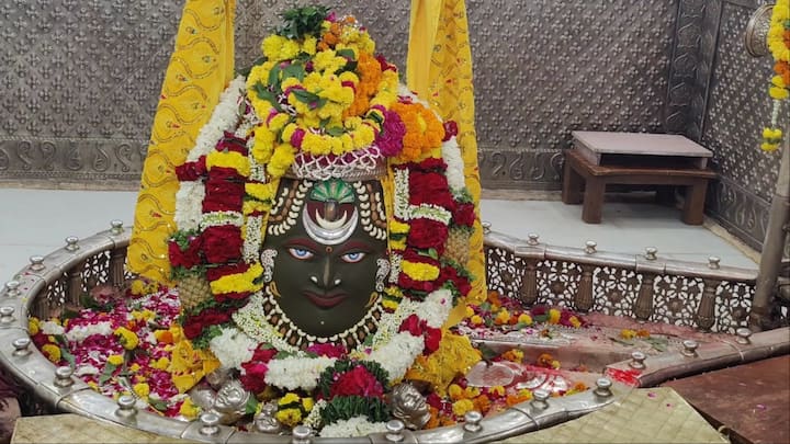 Mahakal Bhasm Aarti: महाकाल की भस्म आरती में दलाली प्रथा की अक्सर शिकायतें मिलती हैं, जिसको लेकर मंदिर समिति के प्रशासक गणेश धाकड़ भेष बदलकर मंदिर पहुंचे.