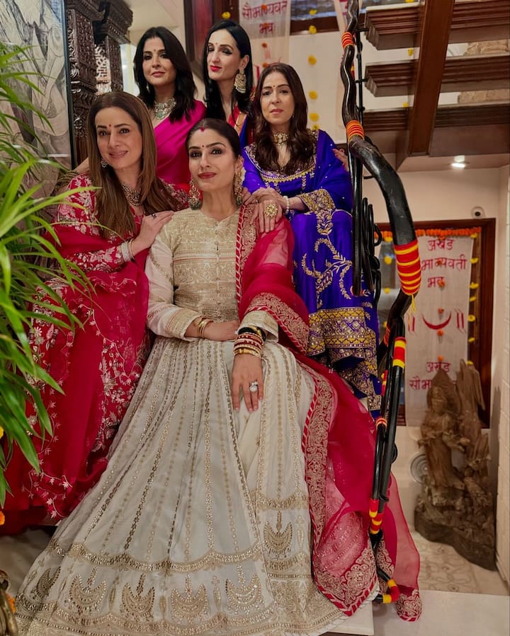 In this picture, actress Neelam, Chunky Pandey's wife Bhavna Pandey and Sanjay Kapoor's wife Maheep Kapoor are seen with Raveena Tandon.