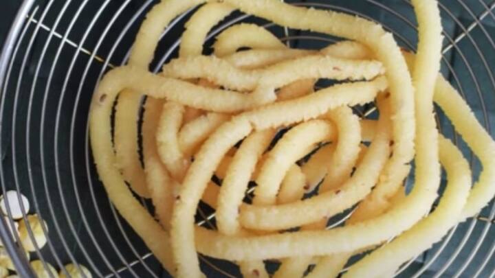 தீபாவளி வந்தாச்சு. பண்டிகைகால உணவு வகைகளாக என்னென்ன செய்யலாம் என்று திட்டமிடல் இருக்கா. பொட்டுக்கடலை முறுக்கு செய்து அசத்துங்க.