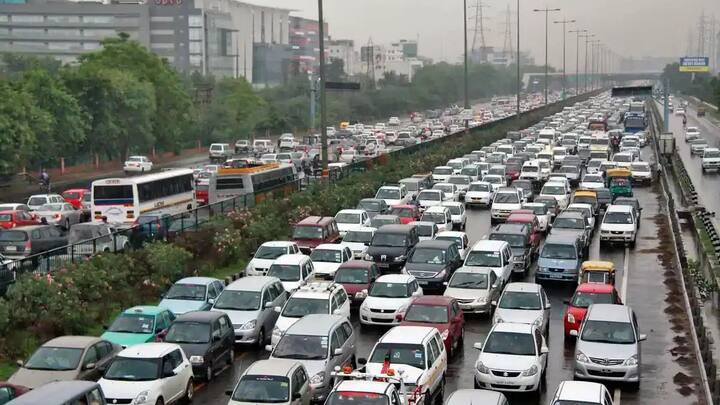 सभी वाहन चालकों को नियमों का पालन करना होता है. और जो वाहन चालक इन नियमों की अनदेखी करता है या उल्लंघन करता है. उन पर ट्रैफिक पुलिस कार्रवाई करती है. शहरों में ट्रैफिक मैनेज करने के लिए ट्रैफिक सिग्नल्स बनाए गए होते हैं. वाहन चालकों को इन ट्रेफिक सिगनल्स का भी खास ध्यान रखना होता है.