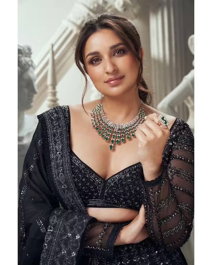 परिणीति चोपड़ा बॉलीवुड की देसी गर्ल प्रियंका चोपड़ा की चचेरी बहन हैं। जिन्होंने अपने करियर की शुरुआत साल 2011 में फिल्म 'लेडीज वर्सेज रिकी बहल' से की थी। हालांकि, एक्ट्रेस इस लाइन में नहीं पड़ना चाहती थीं। इससे पहले उन्होंने विदेश में नौकरी की तलाश की थी. दरअसल एक्टर बैंकिंग सेक्टर में अपना करियर बनाना चाहते थे।