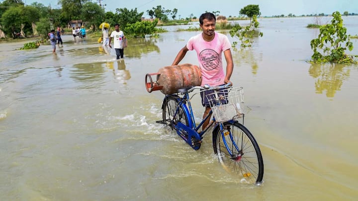 দুর্গাপুজো ও লক্ষ্মীপুজো কাটিয়ে আলোর উৎসবের দিন গুনছে বাঙালি। আর তার মধ্যেই মন অন্ধকার করা পূর্বাভাস দিল আবহাওয়া দফতর।