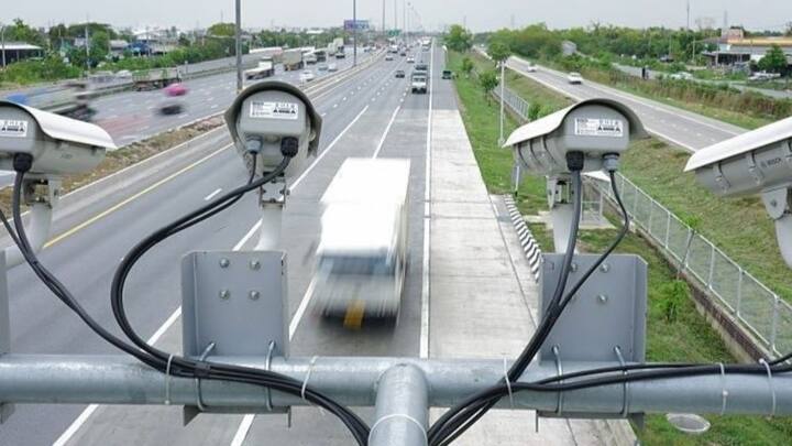 सरकार का कहना है कि एआई से लैस सिस्टम रियल टाइम में ट्रैफिक नियम तोड़ने वालों का पता लगाएगा. इंटेलिजेंट ट्रैफिक मैनेजमेंट सिस्टम यानी आईटीएम दिल्ली में 500 जगह पर एएनपीआर टेक्नोलॉजी सेटअप करेगा.