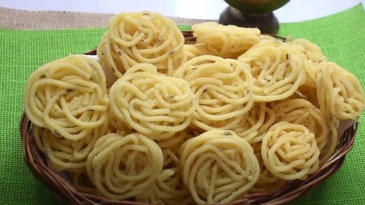 இம்மாவை முறுக்கு நாழியில் போட்டு, சூடான எண்ணெயில் பிழிந்து எடுக்கவும்.