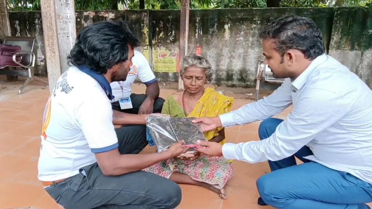 நீங்களும் தீபாவளி கொண்டாடுங்கள் - ஆயிரக்கணக்கான ஆதரவற்றோர்களுக்கு புத்தாடை பரிசளித்த சமூக ஆர்வலர்...!