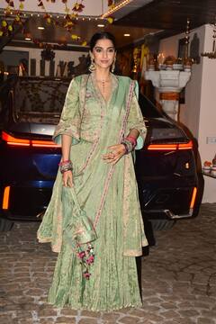 Sonam Kapoor Karwa Chauth Photos: ग्रीन ड्रेस में सोनम कपूर ने दिए जबरदस्त पोज, चेहरे पर दिखी करवा चौथ के व्रत की थकान