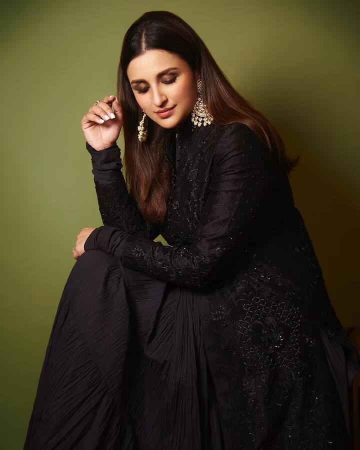 परिणीति चोपड़ा आज बॉलीवुड की एक लोकप्रिय अभिनेत्री हैं। जिन्होंने अपने करियर में कई हिट फिल्मों में काम किया। परी एक एक्टर होने के साथ-साथ एक अच्छी सिंगर भी हैं। लेकिन क्या आप जानते हैं कि परिणीति कभी भी इस लाइन में नहीं आना चाहती थीं। इसके बजाय एक्ट्रेस बैंकिंग लाइन में काम करना चाहती थीं।
