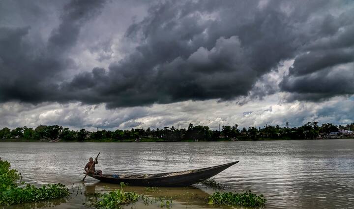 হাওয়া অফিসের পূর্বাভাসে বলা হয়েছে, আন্দামান সাগরে তৈরি হয়েছে ঘূর্ণাবর্ত, কাল তৈরি হবে নিম্নচাপ। ২২ অক্টোবর পূর্ব-মধ্য বঙ্গোপসাগরে গভীর নিম্নচাপে পরিণত হবে।