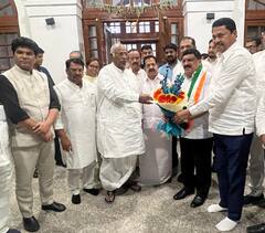 काँग्रेसचा डबल धमाका; कपिल पाटलांनंतर ठाकरे गटाचे प्रवक्ते सुद्धा गळाला, थेट दिल्लीत झाला पक्षप्रवेश