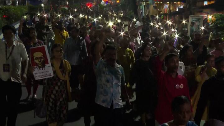 রাস্তায় মিছিল করতে করতে আসার পর অন্ধকার নেমে গেলে যাত্রায় অংশ নেওয়া সবাইকে তাঁদের মোবাইল টর্চ জ্বালিয়ে হাঁটতে দেখা যায়।
