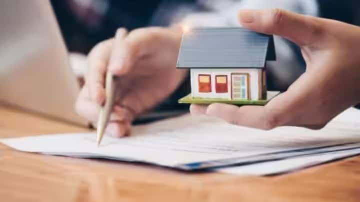 लेकिन क्या कोई इस तरह से अपनी संपत्ति किसी को उपहार में दे सकता है? तो हम आपको बता दें कि भारत में इसके लिए बाकायदा नियम बनाए गए हैं। इन नियमों के तहत ही आप अपनी प्रॉपर्टी किसी को गिफ्ट कर सकते हैं।