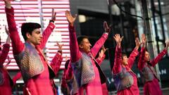 टाइम्स स्क्वायर पर दिखा दिवाली का जश्न, भारतवंशियों संग नजर आए अमेरिकी दोस्त