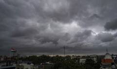 Cyclone Alert: তুমুল বৃষ্টি, ১২০ কিমি বেগে বইতে পারে ঝড়! ঘূর্ণিঝড়ের চরম প্রভাব কোন কোন জেলায়?