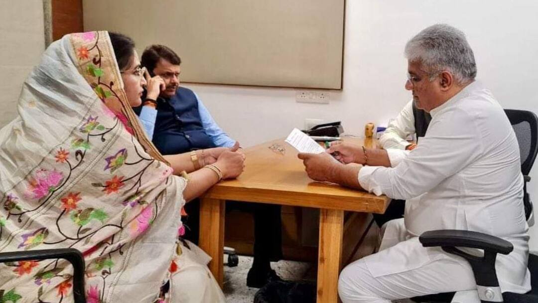 Maharashtra Assembly Elections 2024 : फडणवीसांच्या भेटीनंतरही तोडगा निघाला नाही? आता वरिष्ठांकडून स्नेहलता कोल्हेंच्या मनधरणीचा प्रयत्न, कोपरगाव विधानसभा मतदारसंघाचा पेच सुटणार? Maharashtra Assembly Elections 2024 BJP senior Leaders try to convince Snehalata Kolhe After Devendra Fadnavis Kopargaon Vidhan Sabha Constituency Ashutosh Kale Vivek Kolhe Marathi News Maharashtra Assembly Elections 2024 : फडणवीसांच्या भेटीनंतरही तोडगा निघाला नाही? आता वरिष्ठांकडून स्नेहलता कोल्हेंच्या मनधरणीचा प्रयत्न, कोपरगाव विधानसभा मतदारसंघाचा पेच सुटणार?