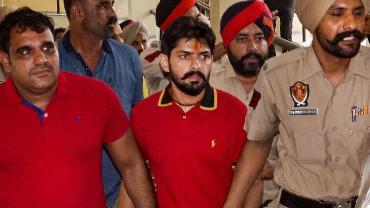 Lawrence Bishnoi Cousin claims family spends up to rs 40 lakh per year for Gangster Shoes Cloths cousin reveal जेल में भी महंगे कपड़े-जूते पहनता है लॉरेंस बिश्नोई! गैंगस्टर के भाई का दावा- 'हर साल खर्च होते हैं 40 लाख'
