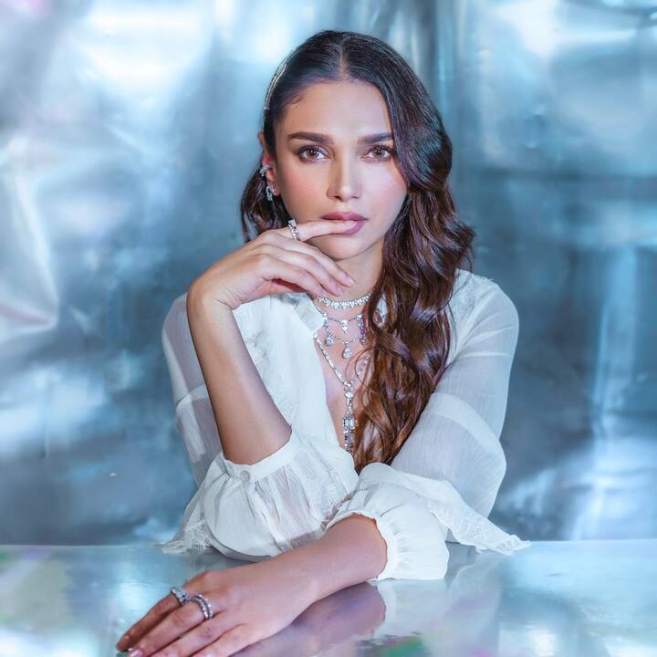 For the makeup, Aditi went with a glossy makeup look.